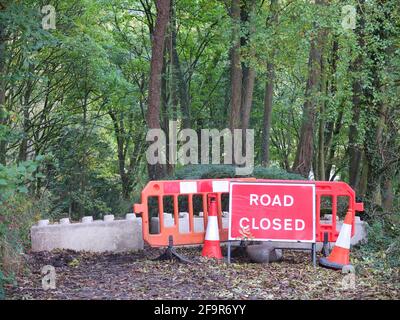 Panneau pour une fermeture de route sur une route rurale éloignée à Stanton Lees dans le Derbyshire, il a été fermé en raison d'un glissement de terrain Banque D'Images