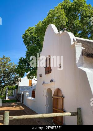 Bâtiment historique dans le style de l'architecture du cap-dutch à la ferme de Babylonstoren près de Paarl, Afrique du Sud, contre le ciel bleu Banque D'Images