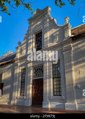 Bâtiment historique de 1798 à Dorp Street, Stellenbosch, Afrique du Sud contre le ciel bleu Banque D'Images