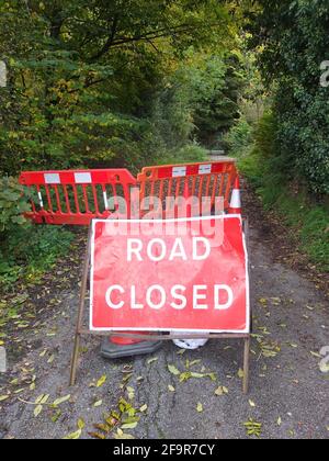 Panneau pour une fermeture de route sur une route rurale éloignée à Stanton Lees dans le Derbyshire, il a été fermé en raison d'un glissement de terrain Banque D'Images