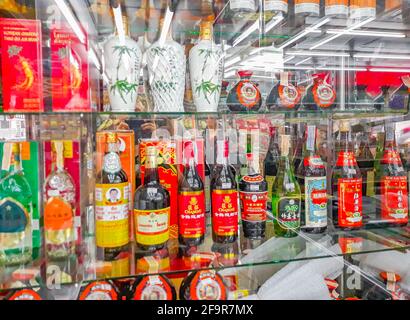 Bangkok Thaïlande 22. Mai 2018 vitrine d'affichage des alcools chinois et thaïlandais dans China Town Bangkok Thaïlande. Banque D'Images