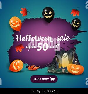 Soldes d'Halloween, jusqu'à 50 rabais, bannière de réduction carrée bleue avec trou dans le papier, ballons d'Halloween, feuilles d'automne, portail avec fantômes et citrouille Jack Banque D'Images