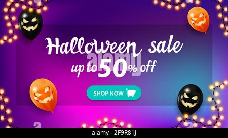Vente d'Halloween, jusqu'à 50 rabais, bannière de réduction pour vos arts avec fond flou, ballons d'Halloween et guirlande Banque D'Images