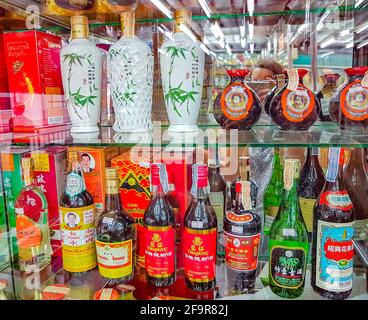 Bangkok Thaïlande 22. Mai 2018 vitrine d'affichage des alcools chinois et thaïlandais dans China Town Bangkok Thaïlande. Banque D'Images