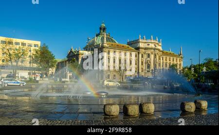 Vue sur le terrain de langericht dans la ville allemande de munich caché derrière la magnifique fontaine. Banque D'Images