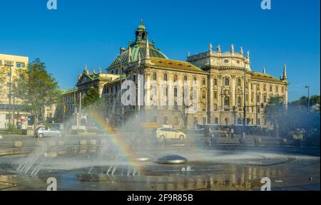 Vue sur le terrain de langericht dans la ville allemande de munich caché derrière la magnifique fontaine. Banque D'Images