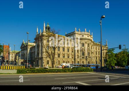 Vue sur le terrain de langericht dans la ville allemande de munich caché derrière la magnifique fontaine. Banque D'Images