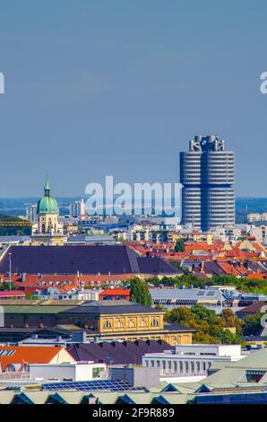 Siège de BMW à Munich, Allemagne. Situé dans le quartier Olympiapark de Munich est un point de repère. Ce bâtiment à quatre cylindres est conçu par Karl Schwan Banque D'Images