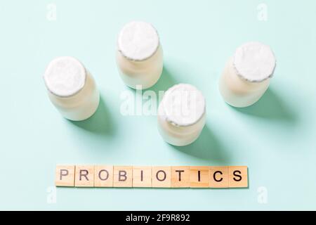 Petits flacons avec probiotiques et prébiotiques boisson laitière sur fond bleu. Production avec des additifs biologiquement actifs. Fermentation et régime guérir Banque D'Images