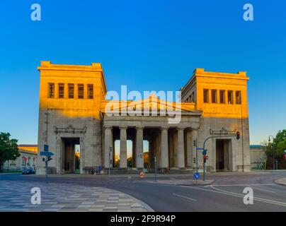 Arche monumentale sur koenigsplatz dans la ville allemande de munich au coucher du soleil Banque D'Images
