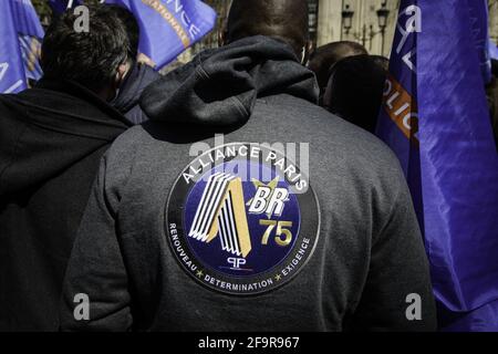 Le personnel de police fait une démonstration devant le palais de justice principal de Paris contre le verdict du procès pour l'attaque de Viry-Chatillon en 2016, dans lequel plusieurs de leurs collègues ont été blessés. Paris, France, 20/04/2021. Photo de Jacopo Landi/BePress/ABACAPRESS.COM Banque D'Images