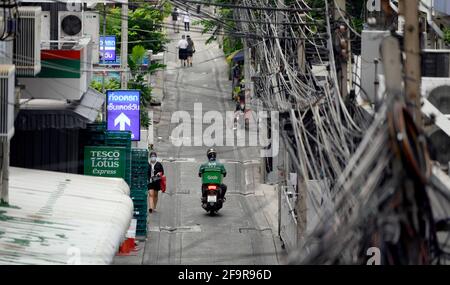 Bangkok, Thaïlande. 20 avril 2021. Un motard de Grab vu faire la livraison.pendant la pandémie de Covid-19 le réseau de service de livraison de nourriture à domicile de Grab s'est élargi avec des milliers d'anciens motards de taxi à travers le pays changeant au service de livraison de Grab via l'application en ligne de Grab Les clients peuvent commander leurs plats thaïlandais et occidentaux préférés en ligne dans une variété de restaurants locaux et populaires à Bangkok. (Photo de Paul Lakatos/SOPA Images/Sipa USA) crédit: SIPA USA/Alay Live News Banque D'Images