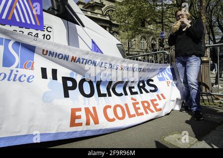 Le personnel de police fait une démonstration devant le palais de justice principal de Paris contre le verdict du procès pour l'attaque de Viry-Chatillon en 2016, dans lequel plusieurs de leurs collègues ont été blessés. Paris, France, 20/04/2021. Photo de Jacopo Landi/BePress/ABACAPRESS.COM Banque D'Images