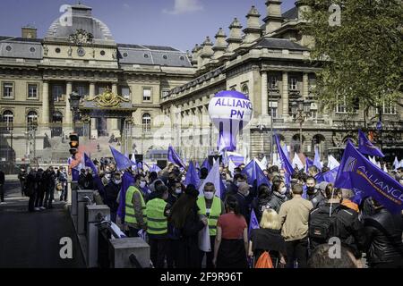 Le personnel de police fait une démonstration devant le palais de justice principal de Paris contre le verdict du procès pour l'attaque de Viry-Chatillon en 2016, dans lequel plusieurs de leurs collègues ont été blessés. Paris, France, 20/04/2021. Photo de Jacopo Landi/BePress/ABACAPRESS.COM Banque D'Images