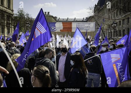 Le personnel de police fait une démonstration devant le palais de justice principal de Paris contre le verdict du procès pour l'attaque de Viry-Chatillon en 2016, dans lequel plusieurs de leurs collègues ont été blessés. Paris, France, 20/04/2021. Photo de Jacopo Landi/BePress/ABACAPRESS.COM Banque D'Images