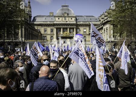 Le personnel de police fait une démonstration devant le palais de justice principal de Paris contre le verdict du procès pour l'attaque de Viry-Chatillon en 2016, dans lequel plusieurs de leurs collègues ont été blessés. Paris, France, 20/04/2021. Photo de Jacopo Landi/BePress/ABACAPRESS.COM Banque D'Images