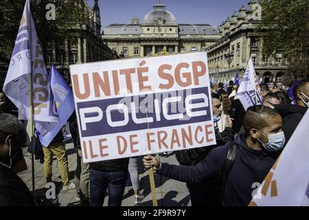 Le personnel de police fait une démonstration devant le palais de justice principal de Paris contre le verdict du procès pour l'attaque de Viry-Chatillon en 2016, dans lequel plusieurs de leurs collègues ont été blessés. Démonstrateur avec signe du syndicat Unite SGP police. Paris, France, 20/04/2021. Photo de Jacopo Landi/BePress/ABACAPRESS.COM Banque D'Images