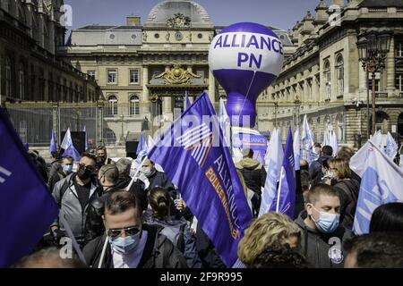 Le personnel de police fait une démonstration devant le palais de justice principal de Paris contre le verdict du procès pour l'attaque de Viry-Chatillon en 2016, dans lequel plusieurs de leurs collègues ont été blessés. Paris, France, 20/04/2021. Photo de Jacopo Landi/BePress/ABACAPRESS.COM Banque D'Images