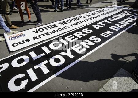 Le personnel de police fait une démonstration devant le palais de justice principal de Paris contre le verdict du procès pour l'attaque de Viry-Chatillon en 2016, dans lequel plusieurs de leurs collègues ont été blessés. Paris, France, 20/04/2021. Photo de Jacopo Landi/BePress/ABACAPRESS.COM Banque D'Images