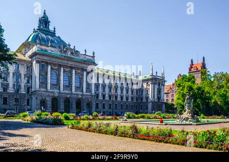 Vue sur le terrain de langericht dans la ville allemande de munich caché derrière la magnifique fontaine. Banque D'Images