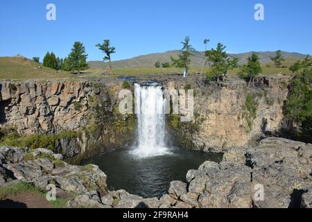 La chute d'eau rouge, également connue sous le nom d'Ulaan Tsutgalan sur la rivière Orkhon dans la vallée d'Orkhon en Mongolie, site classé au patrimoine mondial de l'UNESCO. Banque D'Images