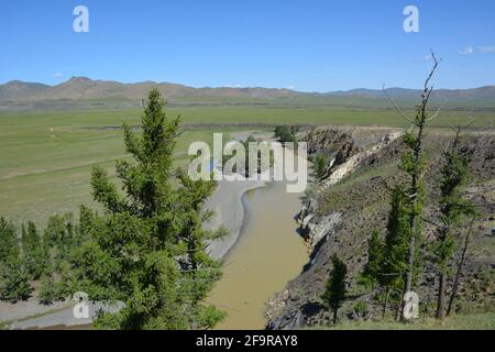 Paysage verdoyant dans la région de la vallée d'Orkhon, dans le centre de la Mongolie, en août.La région était le centre de l'Empire mongol et est classée au patrimoine de l'UNESCO. Banque D'Images