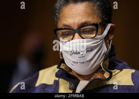 Washington, DC, États-Unis. 20 avril 2021. Marcia Fudge, secrétaire du logement et du développement urbain des États-Unis, portant un masque de protection, arrive pour une audience du Comité des crédits du Sénat pour examiner le Plan américain pour l'emploi, en se concentrant sur les infrastructures, le changement climatique et l'investissement dans l'avenir de notre nation le mardi 20 avril 2021 à Capitol Hill à Washington, DC. Crédit: Oliver Contreras/Pool via CNP/Media Punch/Alay Live News Banque D'Images