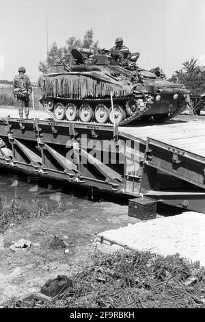 Un véhicule blindé, considéré comme un attaquant Alvis utilisé par l'armée britannique, participe à un exercice sur la plaine de Salisbury en 1990. Banque D'Images