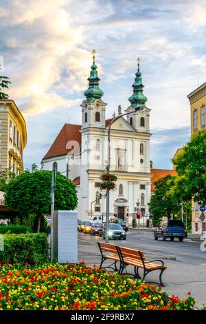 Église dominicaine sur la place Szechenyi dans la ville de Sopron, Hongrie Banque D'Images