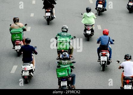 Bangkok, Thaïlande. 20 avril 2021. Les motards de la moto de Grab ont vu faire des livraisons.pendant la pandémie de Covid-19, le réseau de service de livraison de nourriture à domicile de Grab s'est élargi avec des milliers d'anciens motards de taxi de la moto à travers le pays changeant au service de livraison de Grab via l'application en ligne de Grab Les clients peuvent commander leurs plats thaïlandais et occidentaux préférés en ligne dans une variété de restaurants locaux et populaires à Bangkok. Crédit : SOPA Images Limited/Alamy Live News Banque D'Images