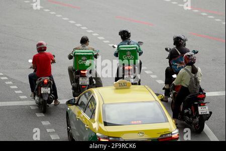 Bangkok, Thaïlande. 20 avril 2021. Les motards de la moto de Grab ont vu faire des livraisons.pendant la pandémie de Covid-19, le réseau de service de livraison de nourriture à domicile de Grab s'est élargi avec des milliers d'anciens motards de taxi de la moto à travers le pays changeant au service de livraison de Grab via l'application en ligne de Grab Les clients peuvent commander leurs plats thaïlandais et occidentaux préférés en ligne dans une variété de restaurants locaux et populaires à Bangkok. Crédit : SOPA Images Limited/Alamy Live News Banque D'Images