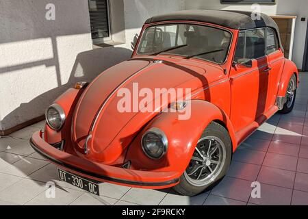 Bordeaux , Aquitaine France - 12 28 2020 : Volkswagen Beetle vw Coral Red voiture d'époque garée dans l'ancien magasin sous la poussière Banque D'Images