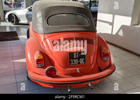 Bordeaux , Aquitaine France - 12 28 2020 : vw Volkswagen Old Beetle voiture d'époque décapotable garée en magasin sous la poussière Banque D'Images