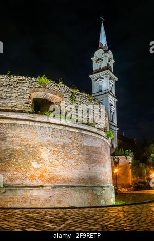 Vue nocturne de l'église illuminée de saint george et d'une fortification médiévale à sopron, Hongrie Banque D'Images