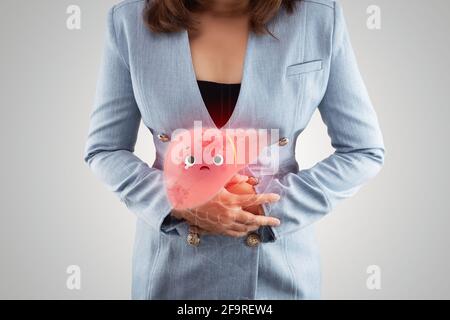 Illustration foie malade sur le corps de la femme contre fond gris, hépatite, concept avec les soins de santé et la médecine Banque D'Images