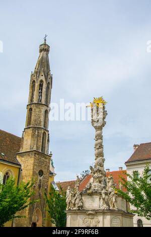 FO ter - la place principale de la ville hongroise Sopron y compris la colonne de la Sainte trinité et l'église de Goat Banque D'Images