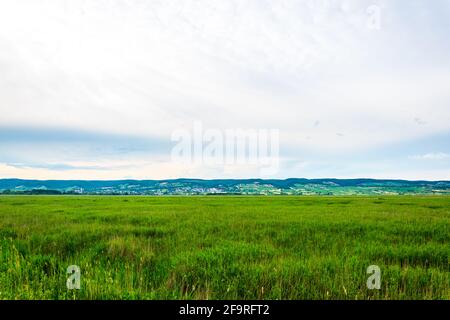 Vue sur les champs du burgenland parmi les petits villages et un arrière-plan vallonné Banque D'Images