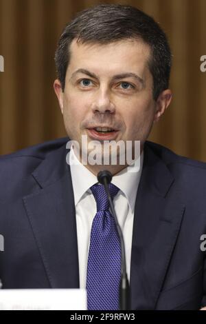 Washington, États-Unis. 20 avril 2021. Le secrétaire au transport Pete Buttigieg témoigne devant une audience du Comité des crédits du Sénat pour examiner le Plan d'emploi américain au Capitole des États-Unis à Washington, DC, le mardi 20 avril 2021. Photo de piscine par Oliver Contreras/UPI crédit: UPI/Alay Live News Banque D'Images