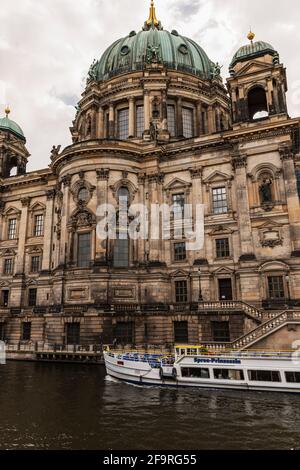 13 mai 2019 Berlin, Allemagne - magnifique vue sur la cathédrale historique de Berlin (Berliner Dom) au célèbre Museumsinsel (île des musées) avec bateau d'excursion Banque D'Images