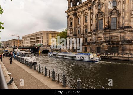 13 mai 2019 Berlin, Allemagne - magnifique vue sur la cathédrale historique de Berlin (Berliner Dom) au célèbre Museumsinsel (île des musées) avec bateau d'excursion Banque D'Images