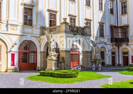 Cour principale du palais archevêque de Kromeriz, République tchèque. Banque D'Images