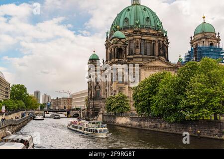 13 mai 2019 Berlin, Allemagne - magnifique vue sur la cathédrale historique de Berlin (Berliner Dom) au célèbre Museumsinsel (île des musées) avec bateau d'excursion Banque D'Images