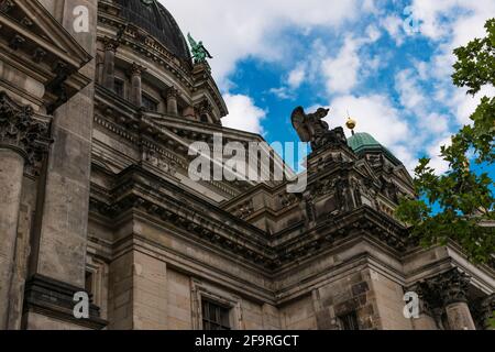 13 mai 2019 Berlin, Allemagne - Détails de la façade de la cathédrale de Berlin dans la ville historique de Berlin en Allemagne. Banque D'Images
