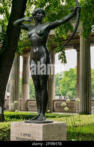 13 mai 2019 Berlin, Allemagne - Femme Archer, 1905/1906 Bronze par Ferdinand Lepcke. Le Parc de la Colonnade de l'île aux Musées à Berlin, Allemagne Banque D'Images