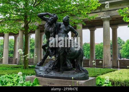 13 mai 2019 Berlin, Allemagne - Centaur et Nymph, 1881 – 1886, bronze dans le Parc Colonnade de l'île Museum à Berlin, Allemagne Banque D'Images