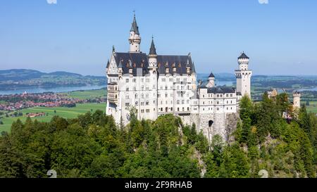 Vue panoramique sur le château de Neuschwanstein sur une colline en été près de Schwanstein, Bavière, Allemagne, avril 2020 Banque D'Images