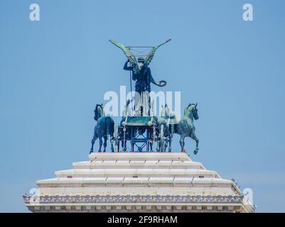 Statue de bronze de la victoire ailée sur le sommet du monument du roi Vittorio Emanuele II, également connu sous le nom de Vittoriano, Rome, Italie Banque D'Images