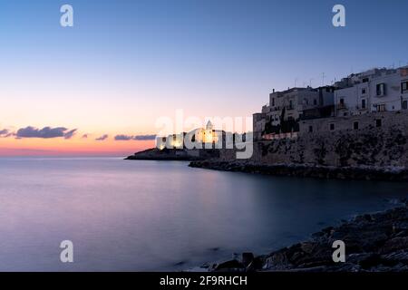 Lever de soleil sur l'église San Francesco au-dessus de la tête par la mer, Vieste, province de Foggia, Parc national de Gargano, Pouilles, Italie Banque D'Images