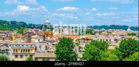 vue aérienne de rome depuis le sommet de la colline d'aventin à rome, qui offre une vue sur la colline de capitoline, le monument vittoriano et la basilique saint-pierre en va Banque D'Images
