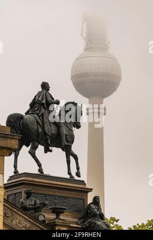 13 mai 2019 Berlin, Allemagne - statue équestre de Friedrich Wilhelm IV au portique de l'ancienne Galerie nationale de Berlin, Allemagne Banque D'Images